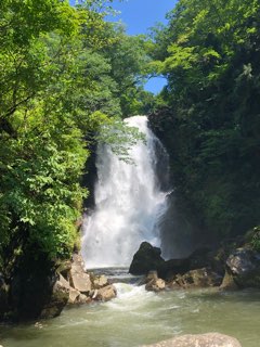 にかほ市の金峰神社境内にあり奈曽の白滝